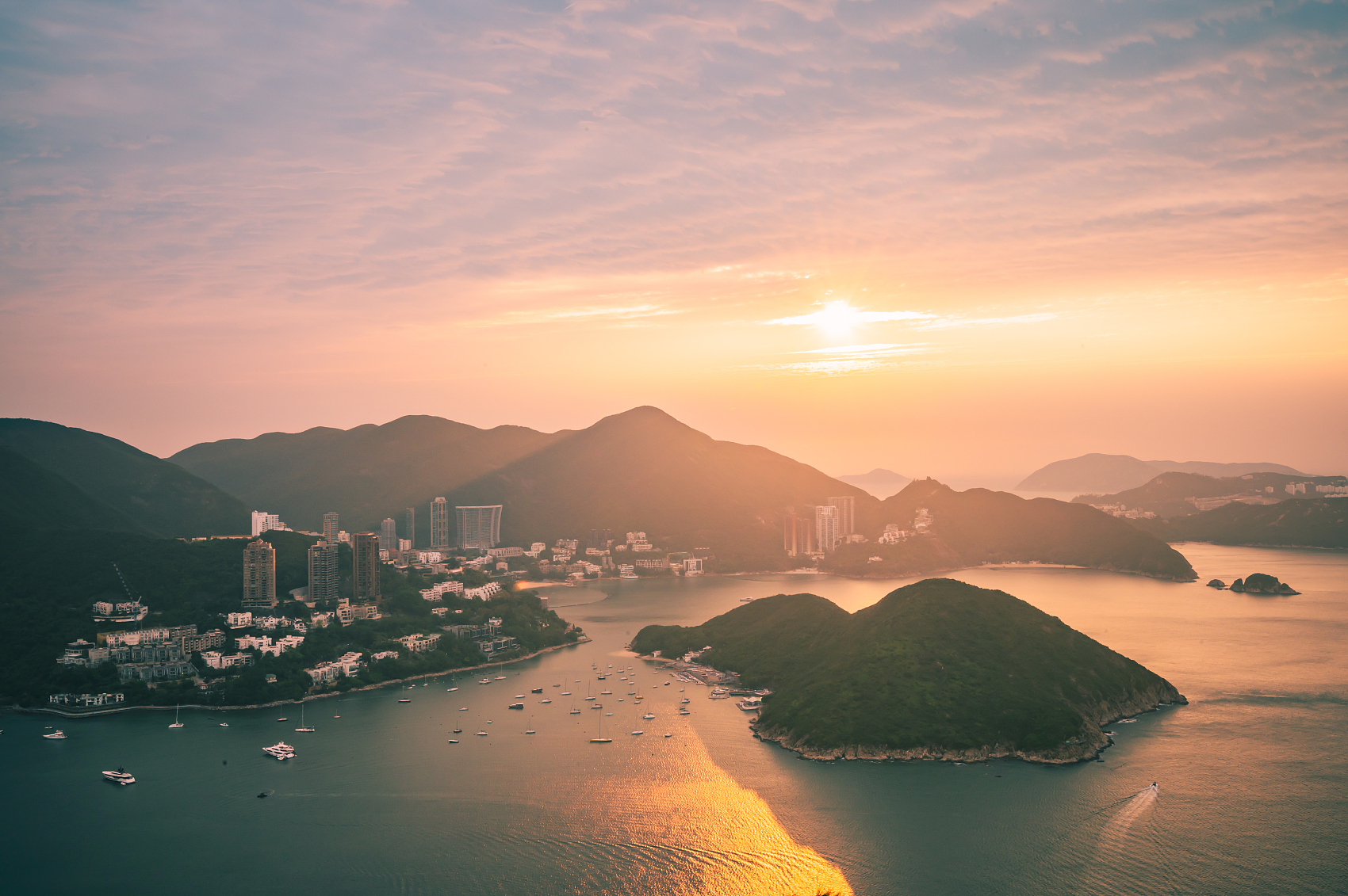 从砖山南龙山俯瞰香港深水湾，在日出时间.jpg