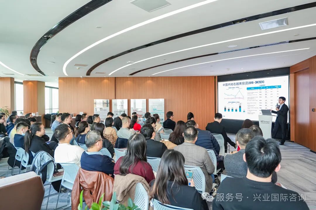 研讨会现场，与会企业代表认真聆听